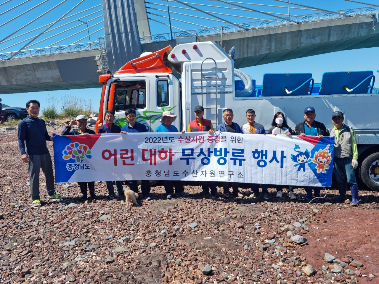 충남도는 지난 27일과 30일 양일간 서해 연안에 경제적 가치가 높은 어린 대하 2000만 마리를 방류했다.