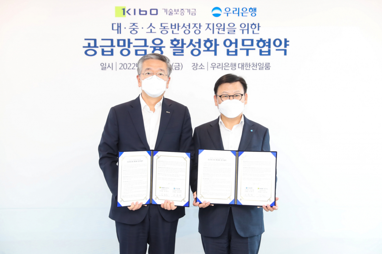 우리은행(은행장 이원덕)이 지난 27일 서울 중구 우리은행 본점에서 기술보증기금과 ‘공급망금융 활성화 업무협약’을 체결했다. 이원덕 우리은행장(오른쪽)이 김종호 기술보증기금 이사장과 기념촬영을 하고 있다.