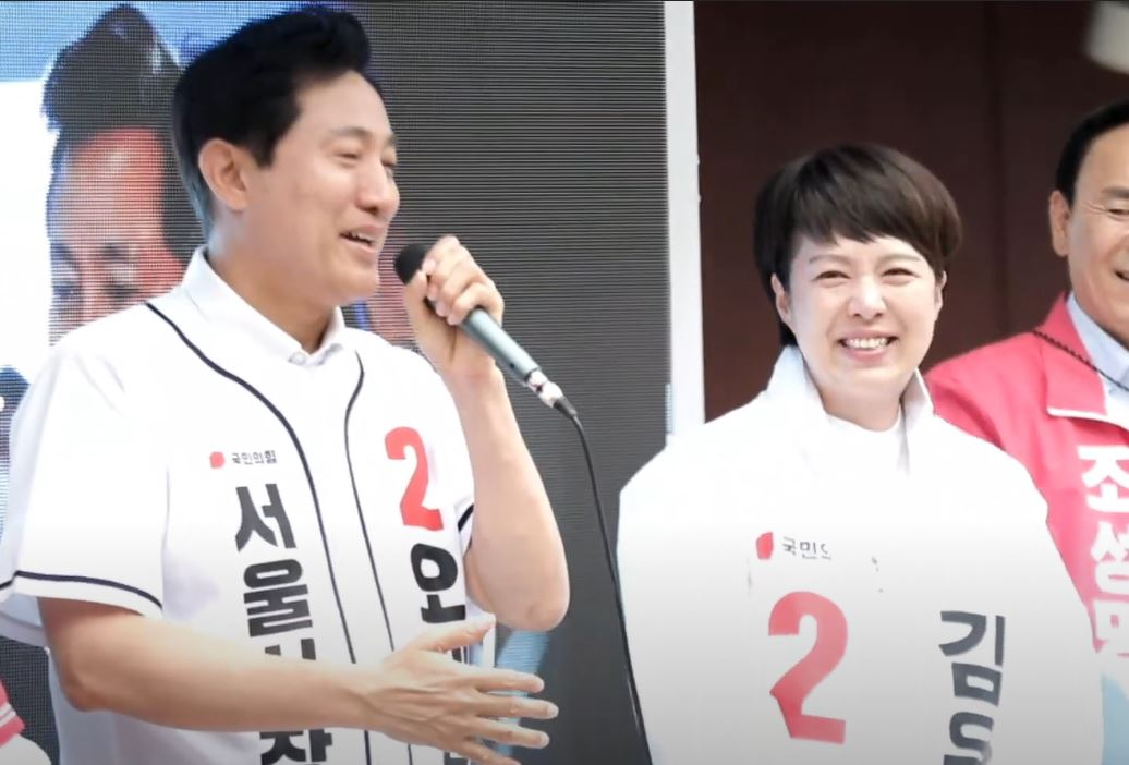 30일 서울 강남구 강남역에서 오세훈 국민의힘 서울시장 후보와 김은혜 경기지사 후보가 출근길 유세를 펼치며 눈물로 지지를 호소했다. [김은혜TV]