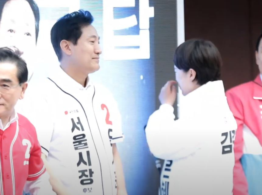 30일 서울 강남구 강남역에서 오세훈 국민의힘 서울시장 후보와 김은혜 경기지사 후보가 출근길 유세를 펼치며 눈물로 지지를 호소했다. [김은혜TV]