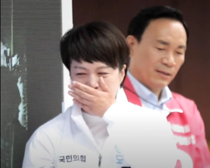 30일 서울 강남구 강남역에서 열린 합동유세에서 눈물을 보이는 김은혜 국민의힘 경기도지사 후보. [김은혜TV]