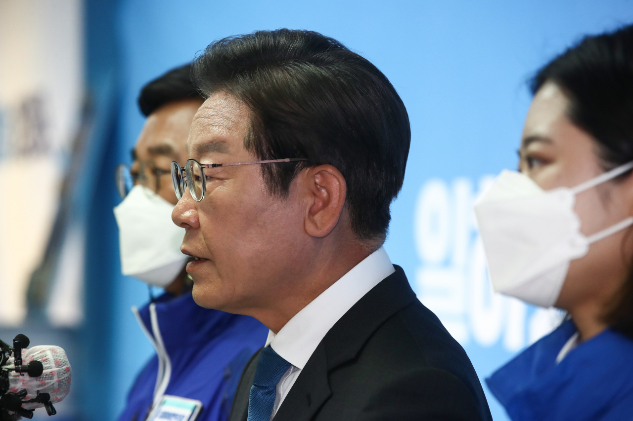 더불어민주당 이재명 인천계양을 국회의원 후보 겸 총괄선대위원장과 윤호중·박지현 공동상임선대위원장이 30일 인천 계양구 이재명 후보 캠프 사무실에서 합동 기자회견을 하고 있다. [사진=이상섭 기자]