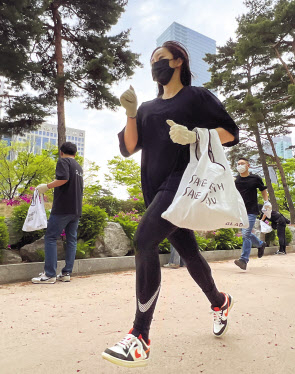 DL그룹 계열사인 글래드 호텔앤리조트 임직원들이 여의도에서 플로깅 행사를 진행하고 있다. [DL 제공]
