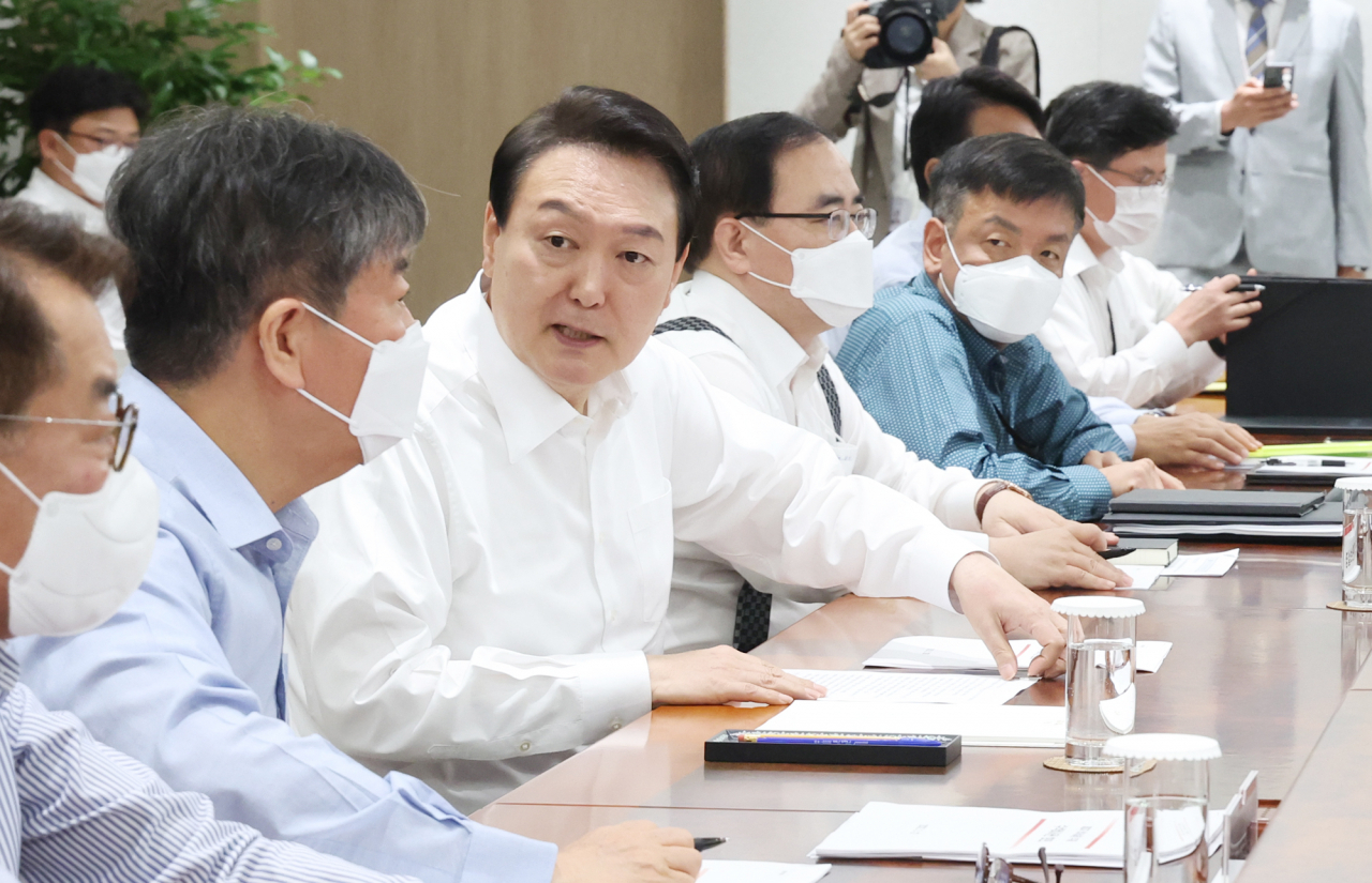 코로나19 손실보상을 위한 추가경정예산안 집행을 앞둔 30일 오전 윤석열 대통령이 서울 용산 대통령실 청사에서 열린 수석비서관회의에서 김대기 비서실장과 대화하고 있다. [연합]