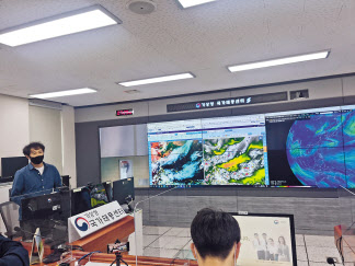 지난 25일 제주 서귀포시 남원읍에 위치한 국가태풍센터 2층 상황실에서 김동진 예보관이 설명을 하고 있다. 스크린 중 왼쪽은 천리안2A 위성 사진, 오른쪽은 대기의 흐름을 관찰하는 대기유선감시화면. 김빛나 기자