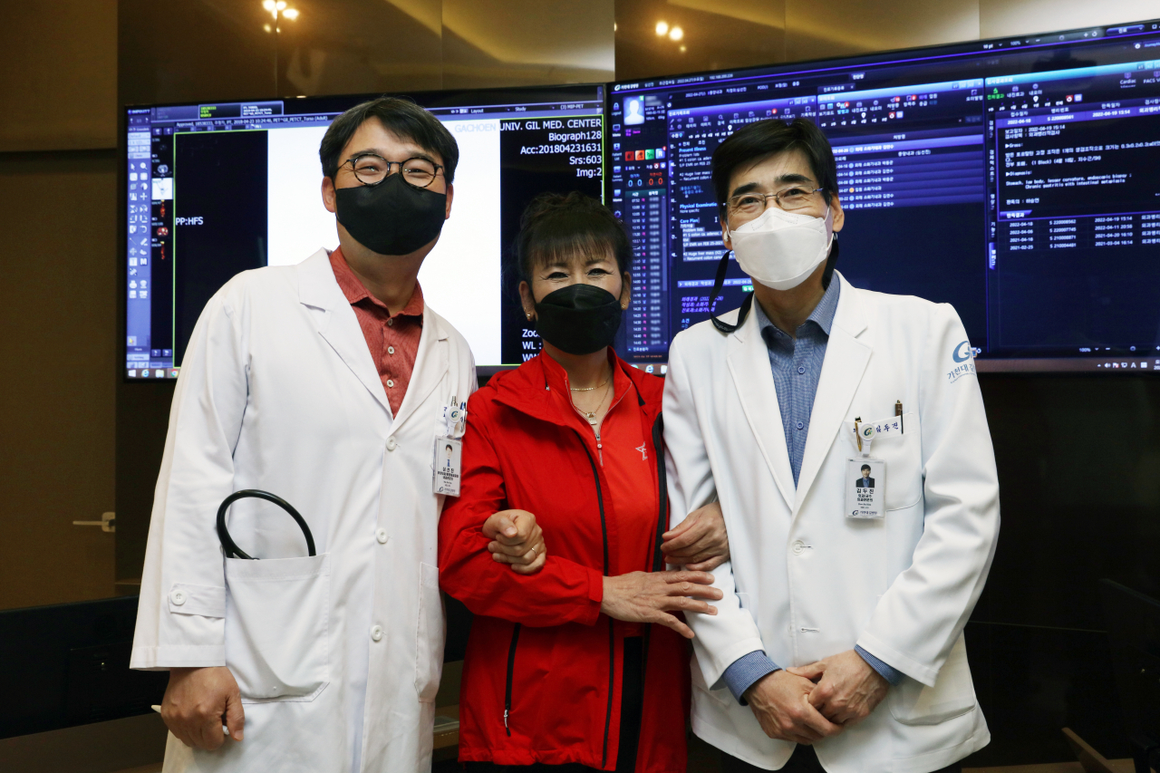 주정자(가운데) 씨의 담도암 치료를 담당한 가천대길병원 심선진(왼쪽) 교수와 김두진 교수.