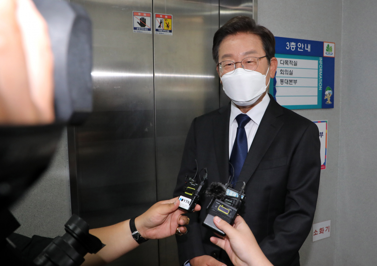 이재명 더불어민주당 계양을 보궐선거 후보자가 27일 인천 계산4동행정복지센터에 마련된 투표소에서 투표를 마치고 기자들의 질문에 답하고 있다. [이상섭 기자]