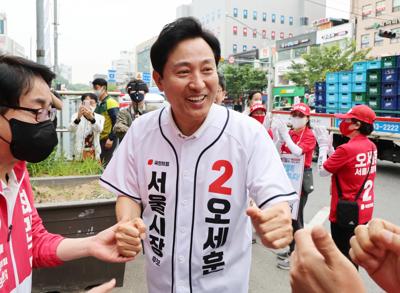 국민의힘 오세훈 서울시장 후보가 30일 오전 서울 동작구 노량진역 광장 앞에서 유세 전 지지자들과 인사하고 있다. [연합]
