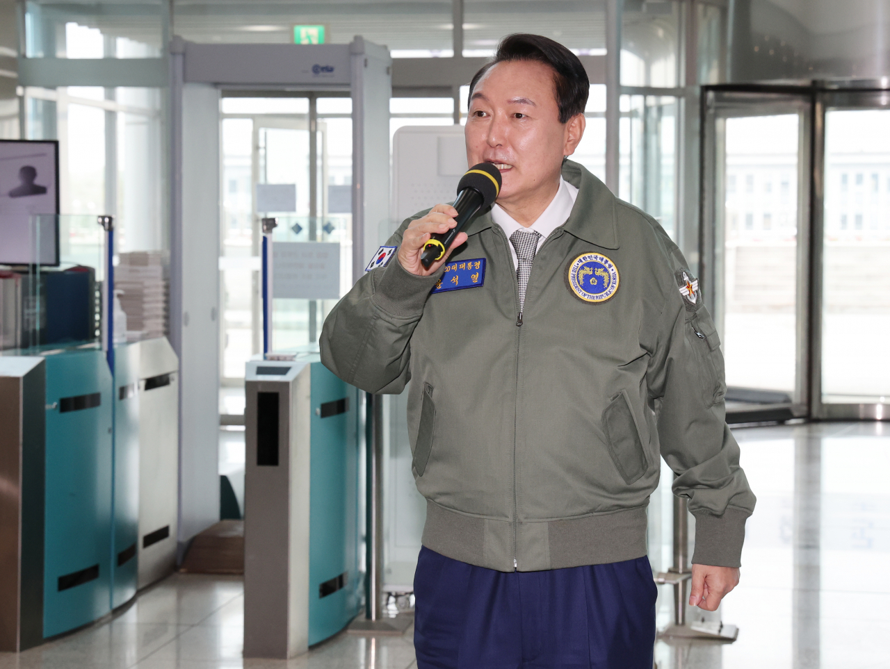 윤석열 대통령이 30일 오전 서울 용산 국방부·합참 청사를 방문, 공군 항공자켓을 입고 발언하고 있다. [연합]