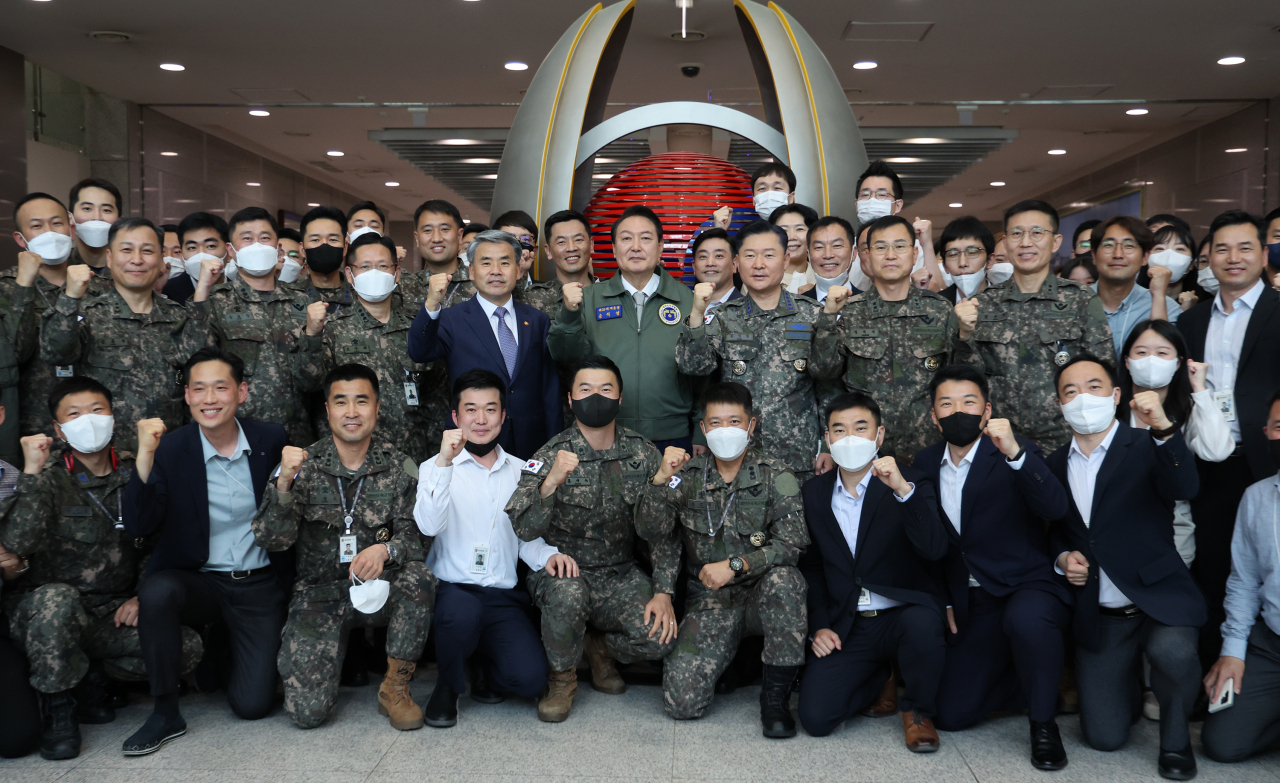 윤석열 대통령이 30일 오전 서울 용산 국방부·합참 청사를 방문, 기념촬영을 하고 있다. [연합]