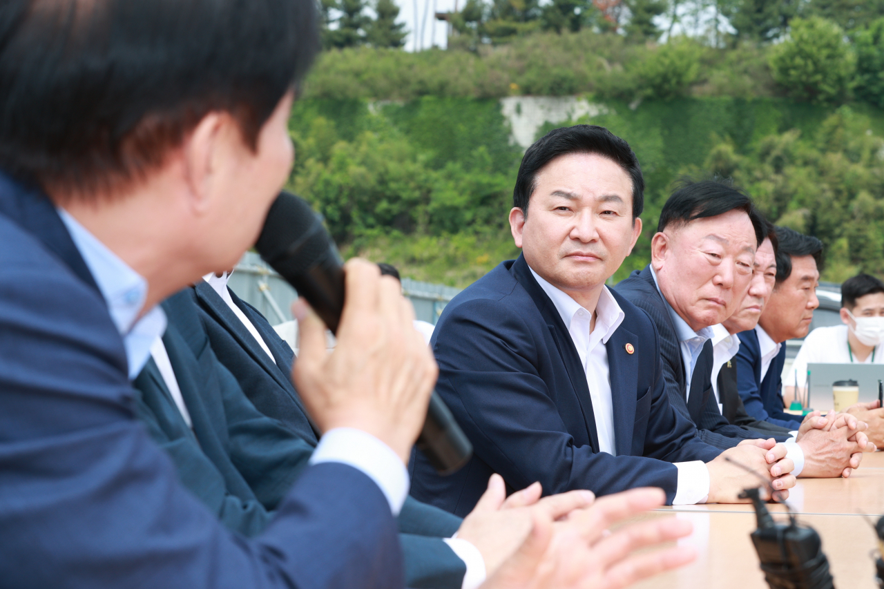 원희룡 국토교통부 장관은 30일 세종시 6-3생활권 M2 블록 공동주택 건설 현장에서 ‘건설자재 공급망 점검 회의’를 개최했다. [국토교통부 제공]