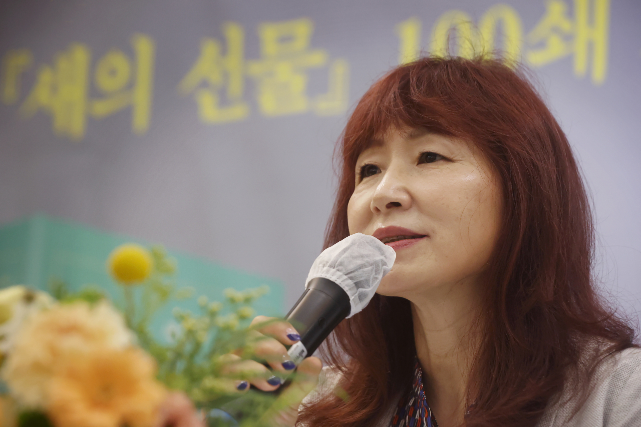 소설가 은희경이 30일 오전 서울 마포구 디어라이프에서 열린 장편소설 '새의 선물' 100쇄 기념 개정판 출간 간담회에서 출간 소감을 밝히고 있다. 연합뉴스