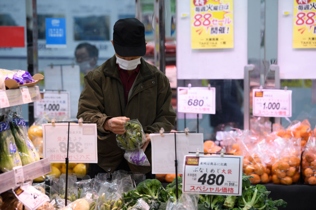 일본 도쿄의 한 식료품 점에서 한 남성이 야채를 살펴보고 있다. [게티이미지]