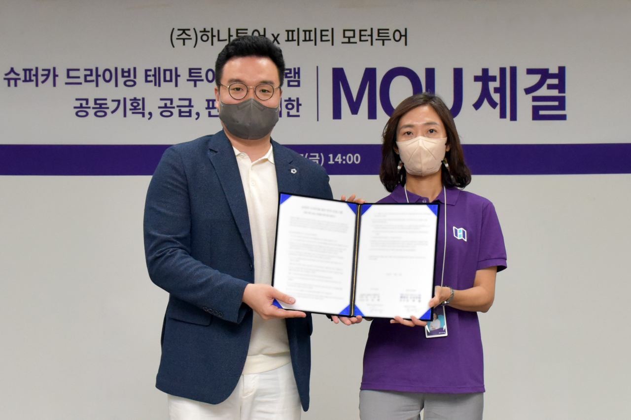 송미선 하나투어 대표(오른쪽)와 문재원 피피티 모터투어 대표가 업무협약 체결 후 기념촬영