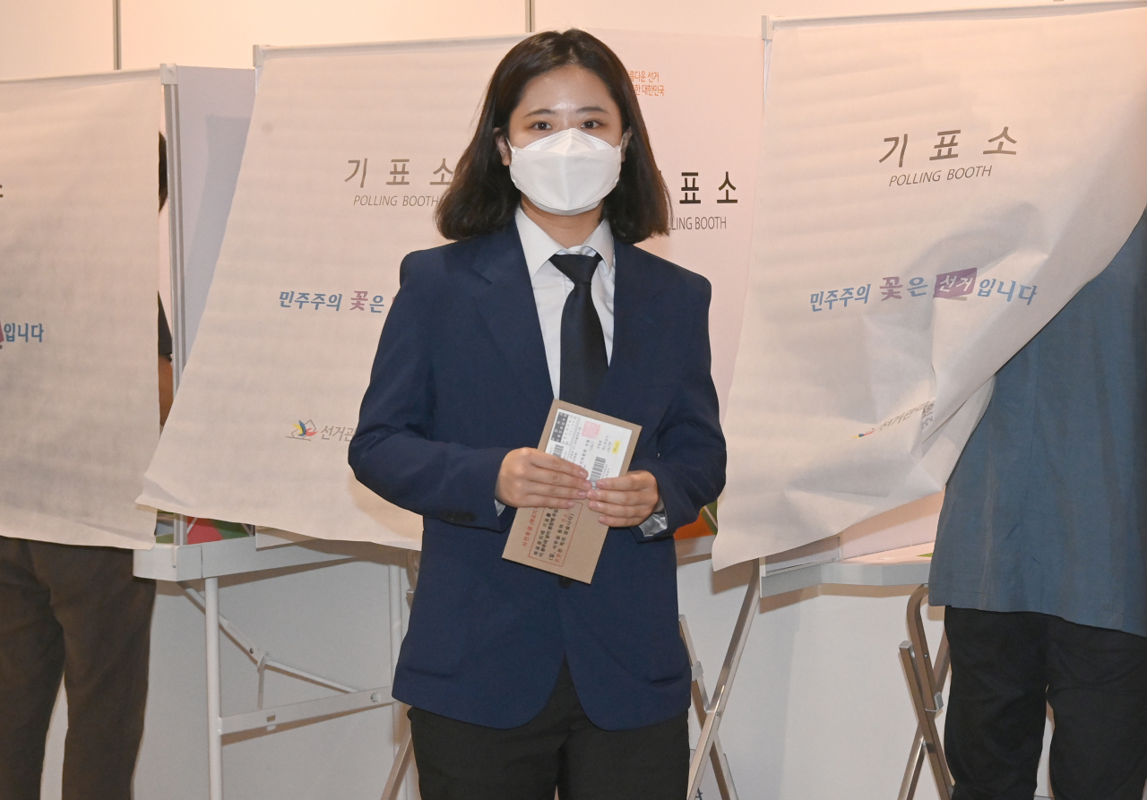 박지현 더불어민주당 상임선대위원장이 27일 오전 경기도 광주시 남한산성아트홀에 설치된 사전투표소에서 투표하고 있다. [연합]