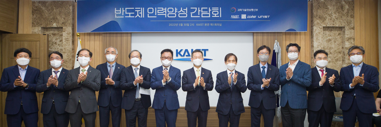 이종호 과학기술정보통신부 장관이 30일 오후 대전광역시 유성구 한국과학기술원(KAIST)에서 열린 '반도체 인재양성 간담회' 에 참석해 기념촬영 하고 있다. 왼쪽부터 박재근 반도체디스플레이기술학회장, 김동섭 SK하이닉스 사장, 국 양 DGIST 총장, 김기선 GIST 총장, 김정호 KAIST 교수, 정은승 삼성전자 사장, 이종호 과학기술정보통신부 장관, 이광형 KAIST 총장, 이용훈 UNIST 총장, 왕성호 네메시스 대표, 고서곤 과학기술정보통신부 연구개발정책실장, 황규철 DB하이텍 사장.[과기정통부 제공]