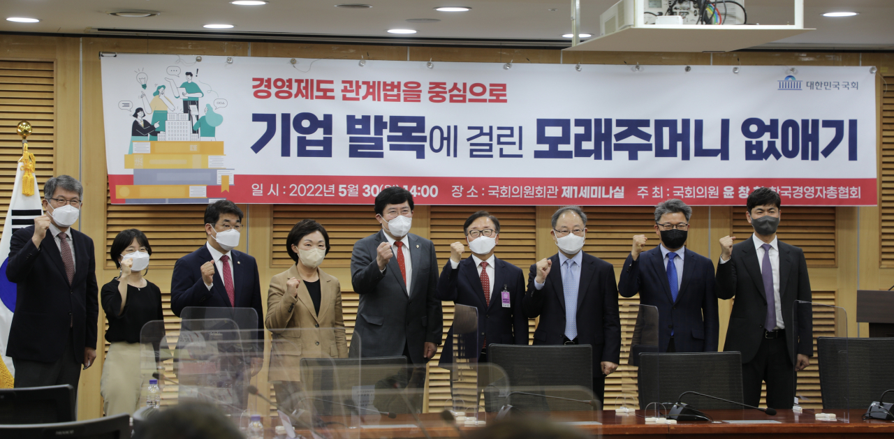 권종호 건국대 교수(왼쪽부터) , 민세진 동국대 교수, 배준영 국회의원, 한무경 국회의원, 윤창현 국회의원, 이동근 경총 상근부회장, 한석훈 성균관대 교수, 유주선 강남대 교수, 신사도 변호사가 30일 서울 여의도 국회 의원회관에서 열린 ‘기업 발목에 걸린 모래주머니 없애기’ 토론회에서 기념사진을 촬영하고 있다. [경총 제공]