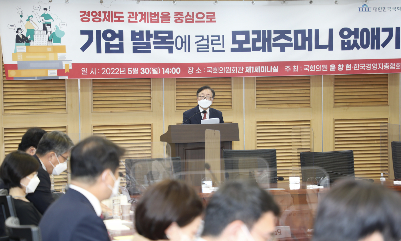 이동근 경총 상근부회장이 서울 여의도 국회 의원회관에서 열린 ‘기업 발목에 걸린 모래주머니 없애기’ 토론회에서 개회사를 하고 있다. [경총 제공]