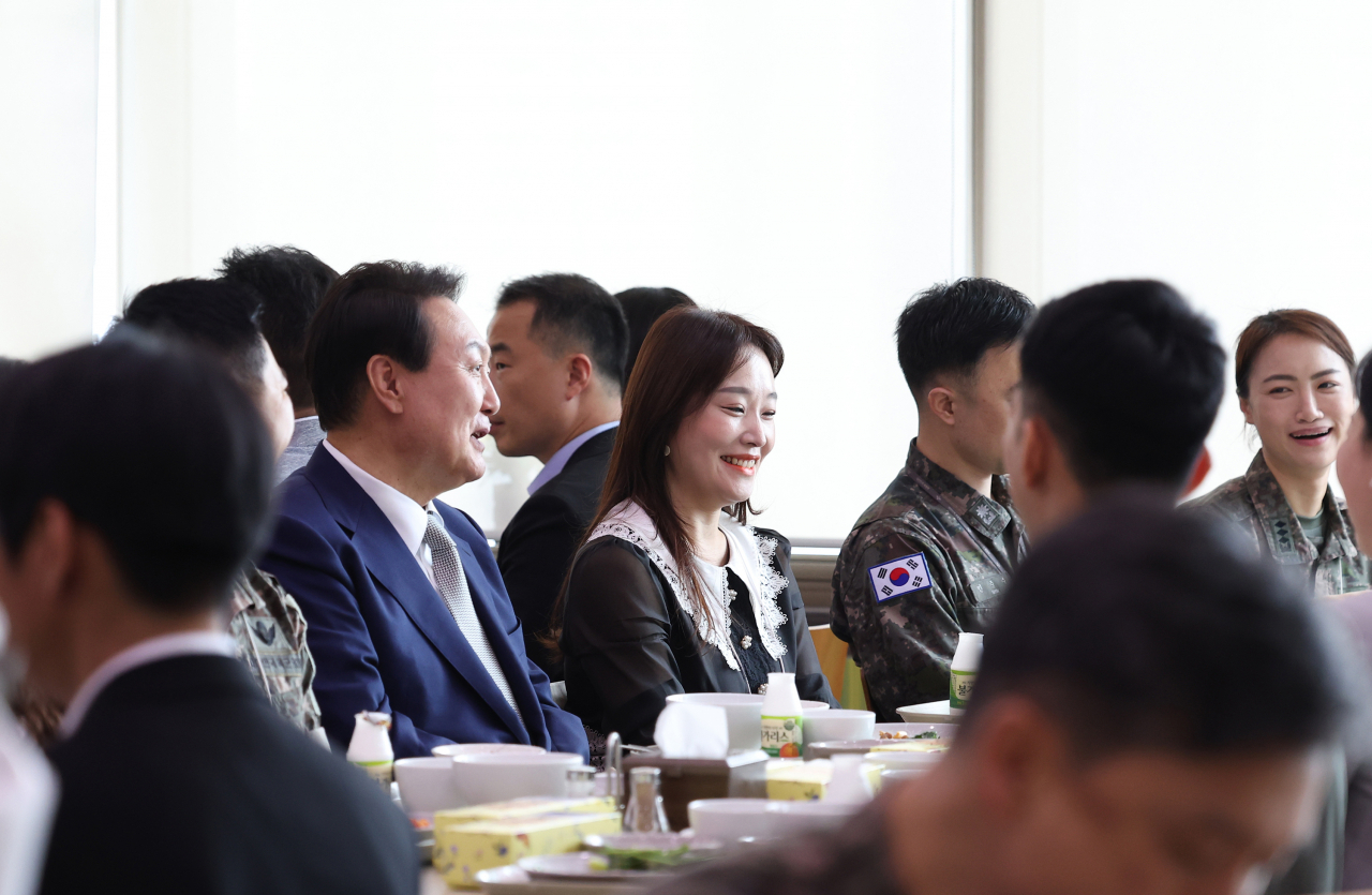 윤석열 대통령이 30일 오전 서울 용산 국방부·합참 청사를 방문해 군 대비 태세를 점검한 뒤 청사 직원식당에서 오찬을 하며 대화하고 있다. [연합]