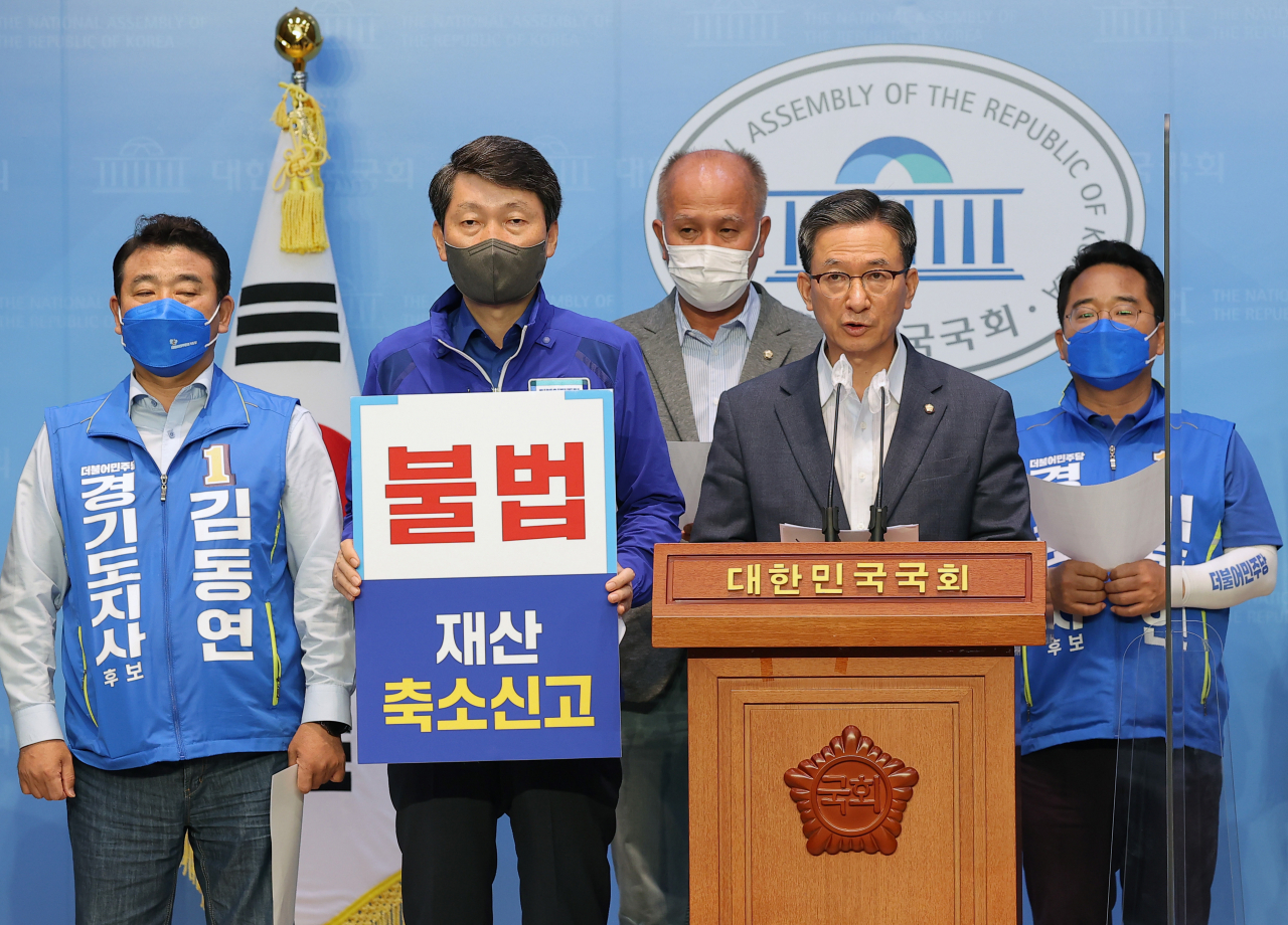 더불어민주당 의원들이 30일 국회 소통관에서 국민의힘 김은혜 경기도지사 후보의 허위재산 축소신고 선거관리위원회 결정사항과 관련해 후보 사퇴를 촉구하는 긴급기자회견을 하고 있다. 왼쪽부터 박정, 김민철, 이용우, 정성호, 민병덕 의원. [연합]