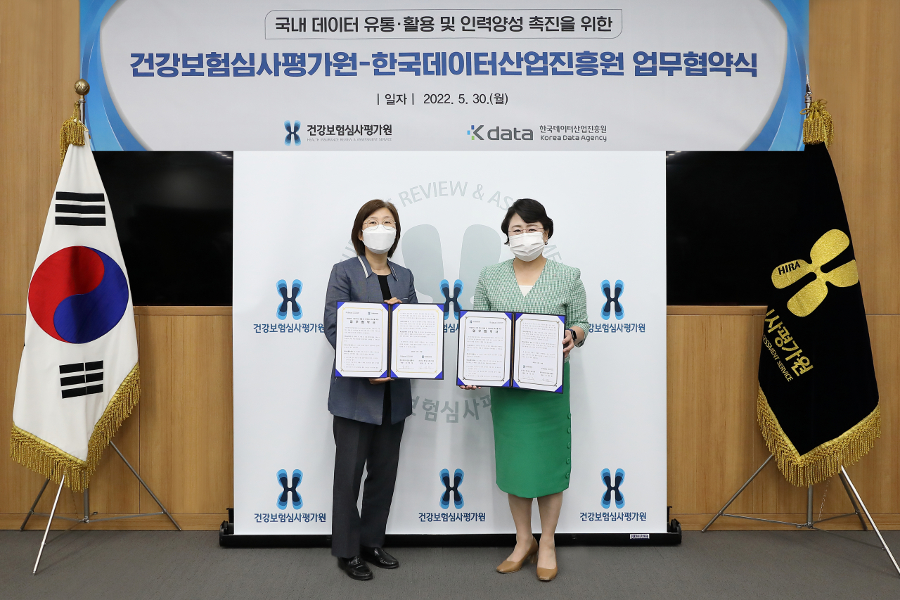 김선민 심사평가원장(오른쪽)이 윤혜정 한국데이터산업진흥원장과 업무협약 후 기념사진을 촬영하고 있다. [건강보험심사평가원 제공]
