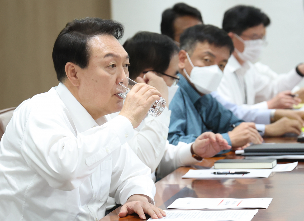 코로나19 손실보상을 위한 추가경정예산안의 집행을 앞둔 30일 오전 윤석열 대통령이 서울 용산 대통령실 청사에서 열린 수석비서관회의참석, 물을 마시고 있다. [연합]