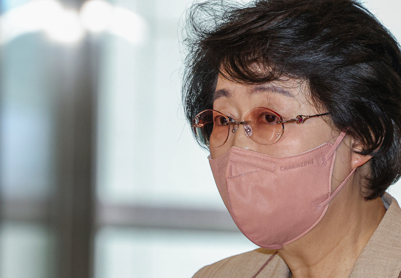 김승희 보건복지부 장관 후보자가 30일 오후 서울 서대문구 국민연금공단 충정로 사옥에 마련된 인사청문회 준비 사무실로 출근하다 취재진 질문에 답하고 있다. [연합]