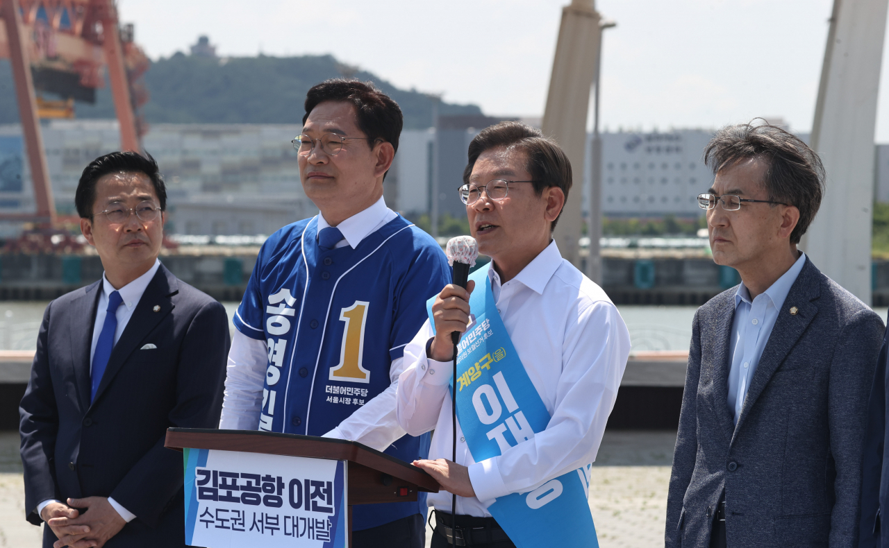 송영길 더불어민주당 서울시장 후보와 이재명 인천 계양을 국회의원 후보가 27일 경기도 김포시 고촌읍 아라 김포여객터미널 아라마린센터 앞 수변광장에서 김포공항 이전 수도권 서부 대개발 정책협약 기자회견을 하고 있다. [연합]