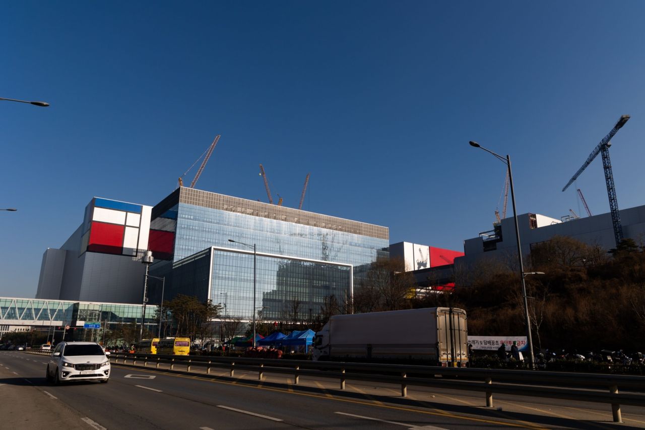 Samsung Electronics' chip-manufacturing complex in Pyeongtaek, Gyeonggi Province. Samsung's chip plant is considered one of the most coveted facilities to facilitate the local economy. (Yonhap)