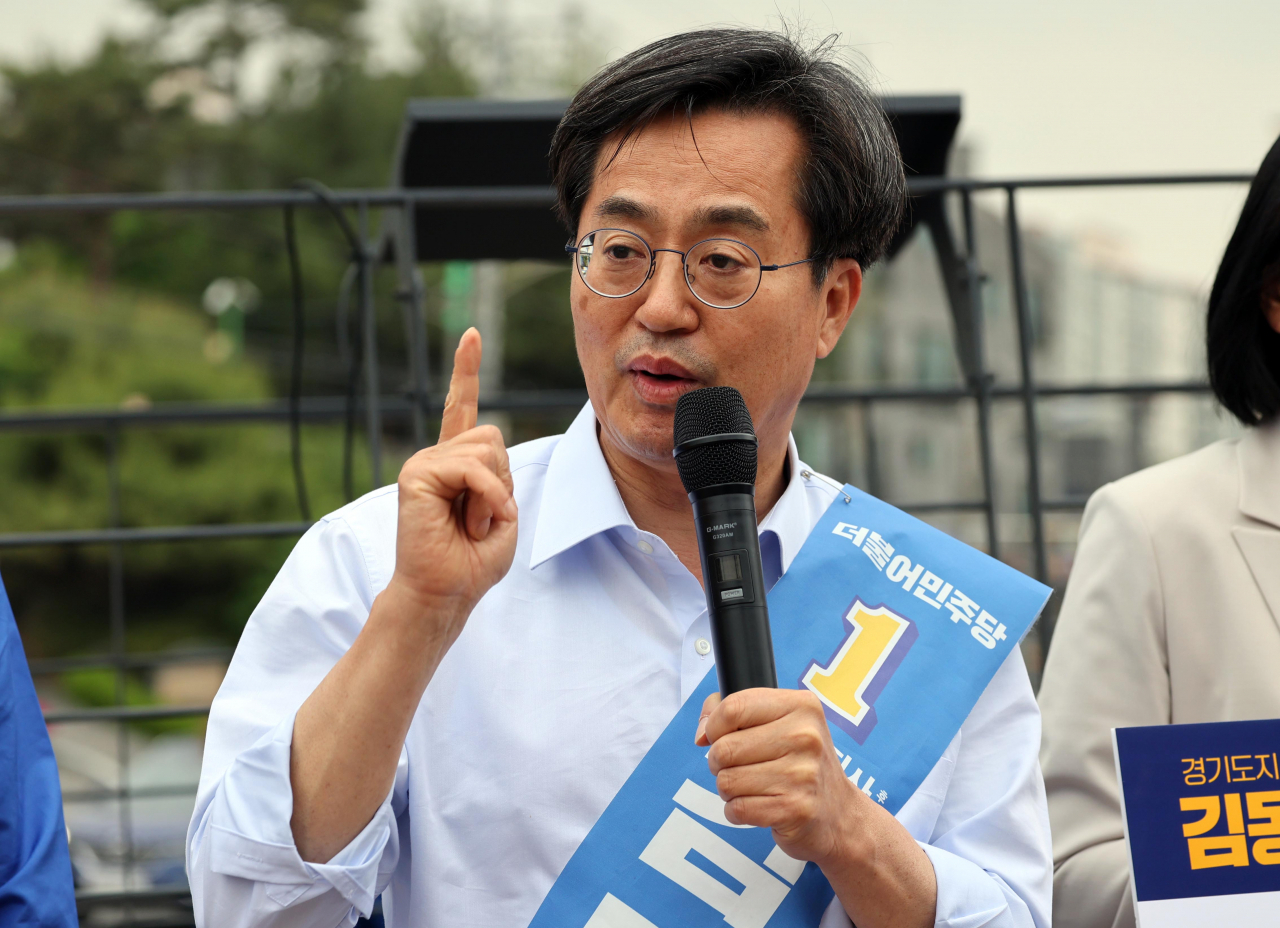 김동연 더불어민주당 경기지사 후보가 30일 경기도 광주시 태재고개 사거리에서 광주 오포-분당간 교통정책을 발표하고 있다. [연합]