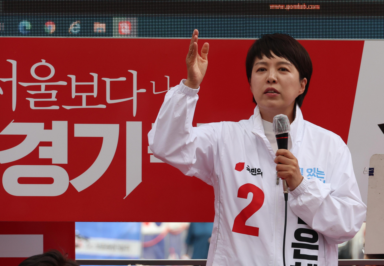 김은혜 국민의힘 경기도지사 후보가 30일 경기 구리시 수택동 구리전통시장 입구에서 유세하고 있다. [연합]