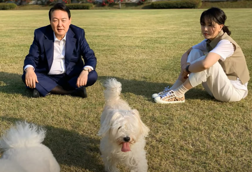 윤석열 대통령과 김건희 여사가 서울 용산 대통령실 앞 잔디 광장에서 반려견들과 시간을 보내는 모습이 SNS를 통해 29일 공개됐다. [연합]