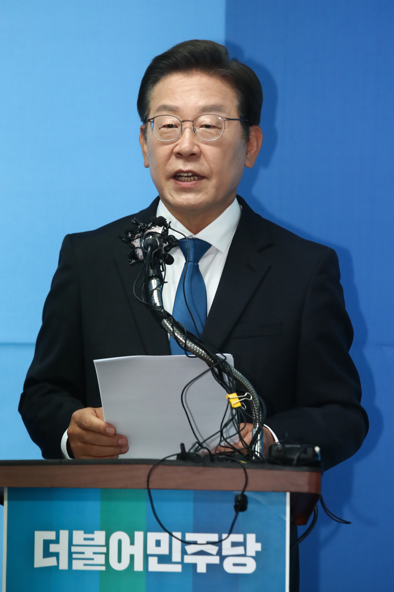 더불어민주당 이재명 총괄선대위원장이 30일 인천 계양구 이재명 국회의원 후보 캠프사무실에서 기자회견을 하고 있다. [사진=이상섭 기자]