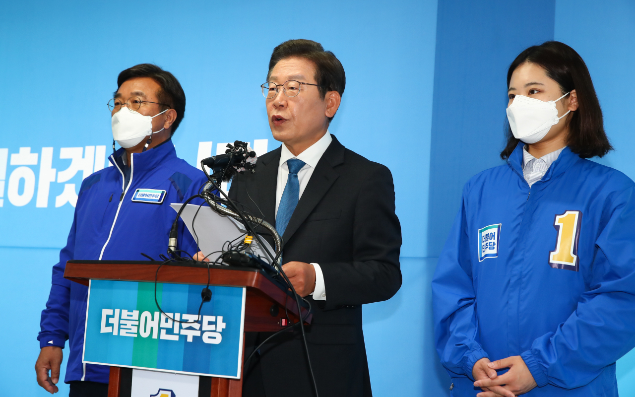 더불어민주당 이재명(가운데) 총괄선대위원장과 윤호중(왼쪽), 박지현 공동상임선대위원장이 30일 인천 계양구 이재명 국회의원 후보 캠프사무실에서 합동 기자회견을 하고 있다. [사진=이상섭 기자]
