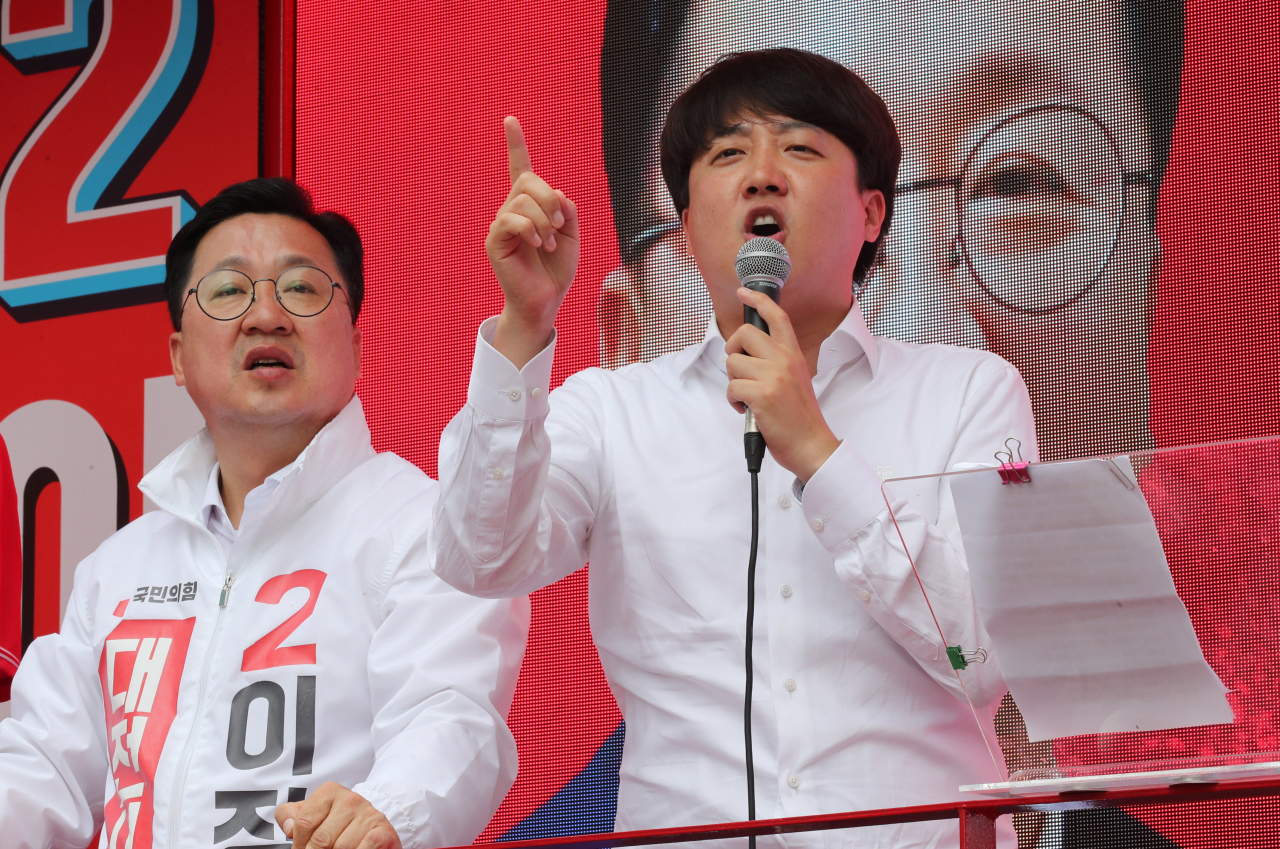 국민의힘 이준석 대표가 30일 오전 대전시 서구 둔산동에서 열린 이장우 대전시장 후보 지원 유세에서 지지를 호소하고 있다. [연합]