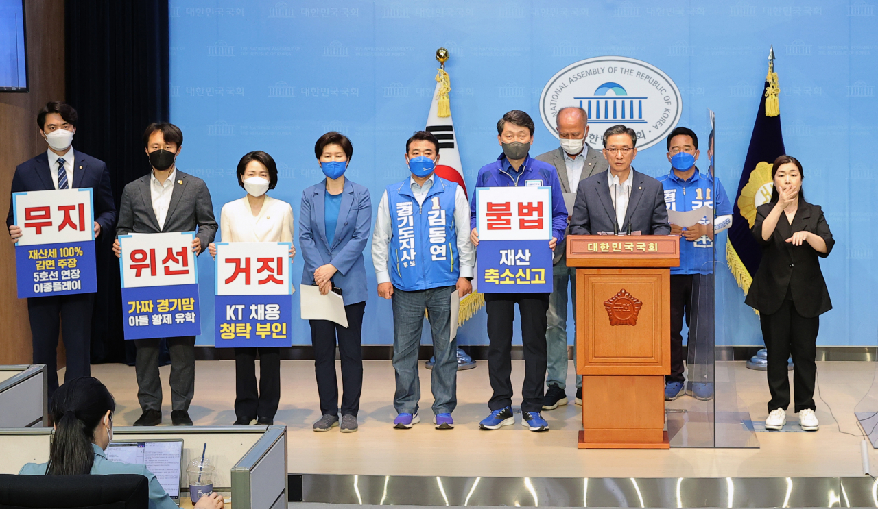 더불어민주당 의원들이 30일 국회 소통관에서 국민의힘 김은혜 경기도지사 후보의 허위재산 축소신고 선거관리위원회 결정사항과 관련해 후보 사퇴를 촉구하는 긴급기자회견을 하고 있다. 왼쪽부터 한준호, 이탄희, 홍정민, 백혜련, 박정, 김민철, 이용우, 정성호, 민병덕 의원. [연합]