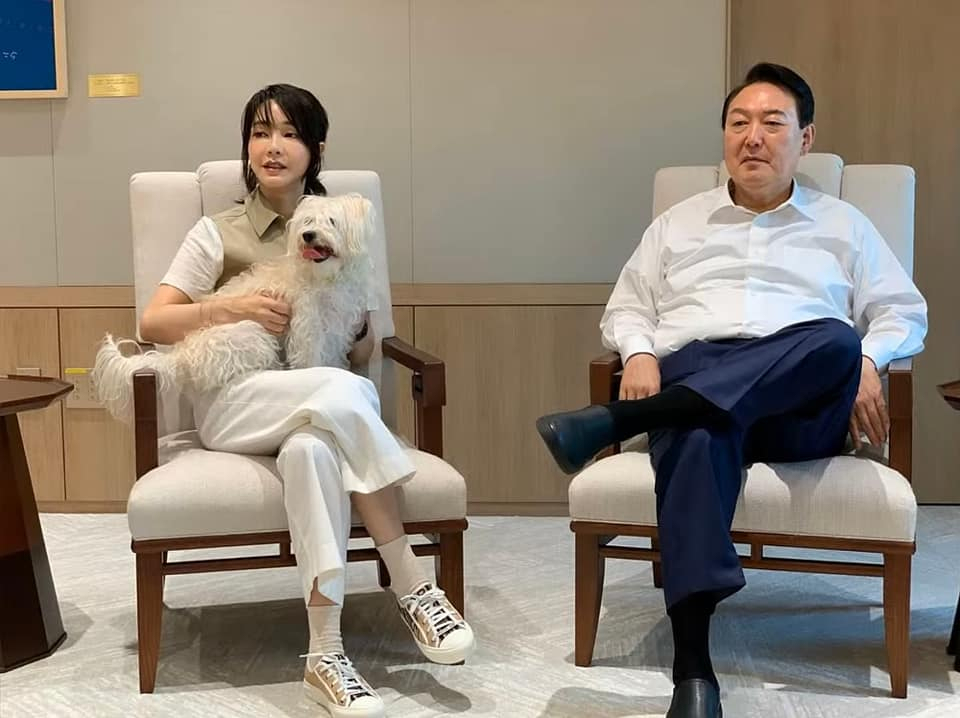 윤석열 대통령과 김건희 여사가 용산 대통령실 집무실에서 반려견과 함께 시간을 보내는 모습이 SNS를 통해 29일 공개됐다. [연합]