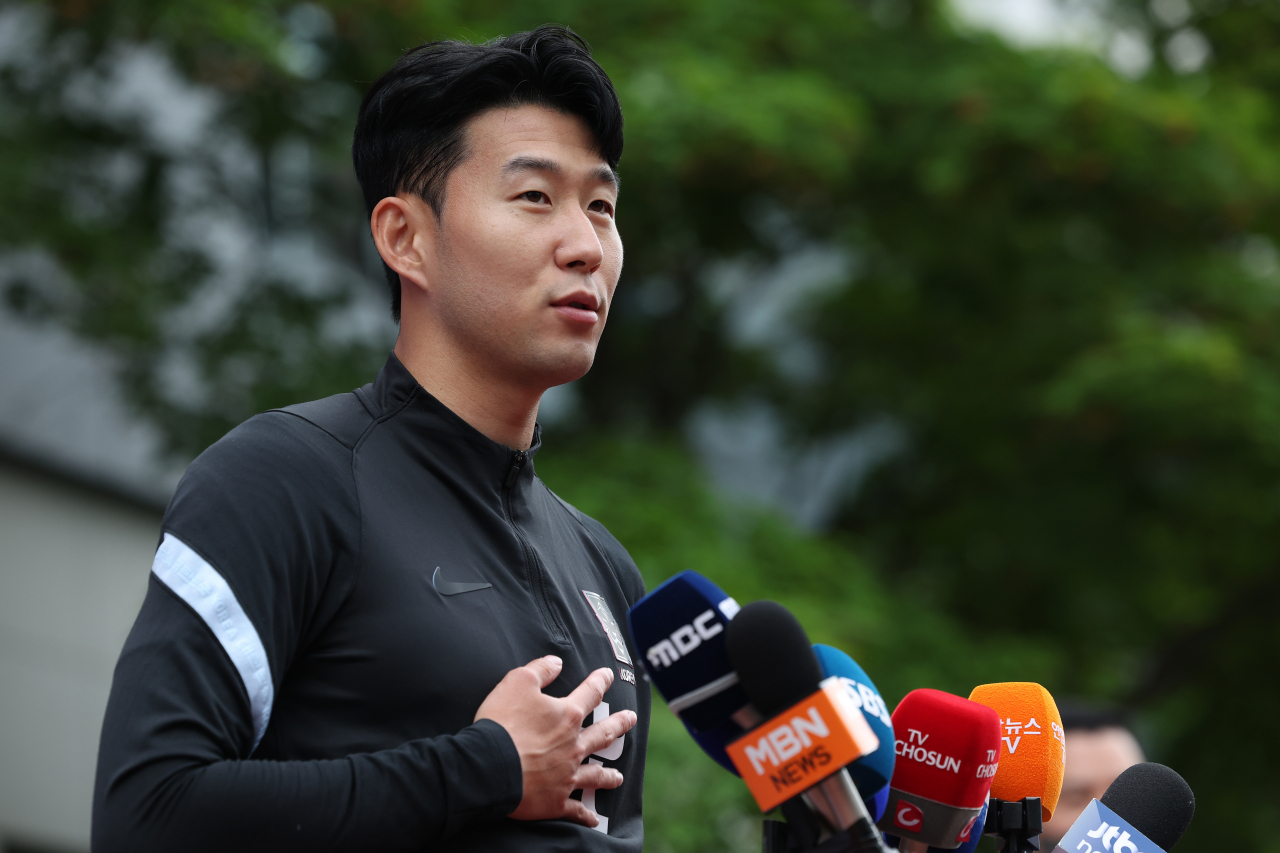 2022 카타르 월드컵에 대비한 '집중 모의고사' 4연전을 앞두고 축구대표팀의 손흥민이 30일 파주 NFC(축구대표팀 트레이닝센터)에서 열린 훈련에 앞서 취재진과 인터뷰를 하고 있다. [연합]