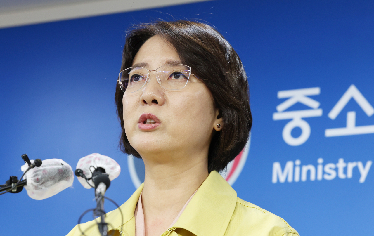 이영 중소벤처기업부 장관이 30일 오후 세종시 정부세종청사에서 소상공인 손실보전금 집행상황 및 세부 지원 계획을 브리핑하고 있다. [연합]