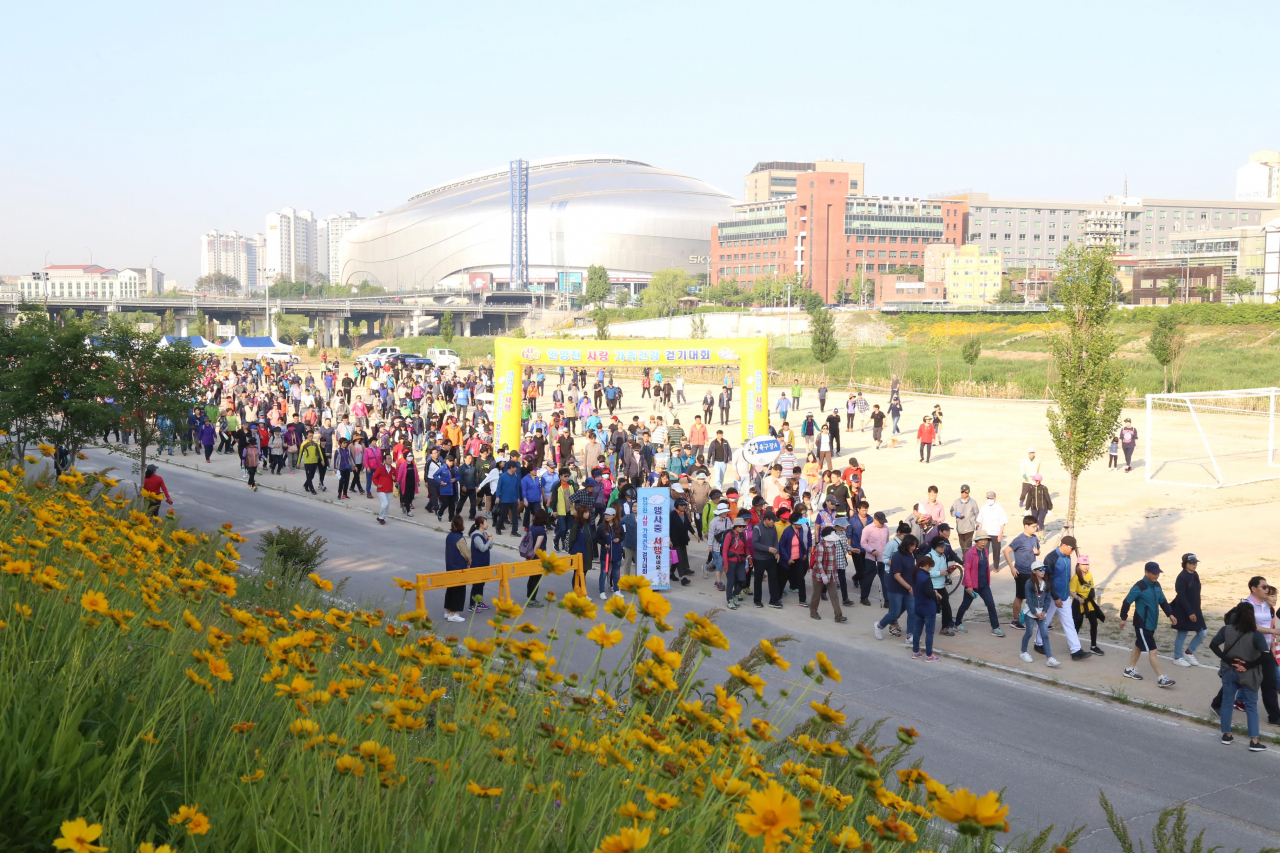 구로구에서 다음달 5일 개최되는 안양천사랑 가족건강 걷기대회 사진. [구로구 제공]