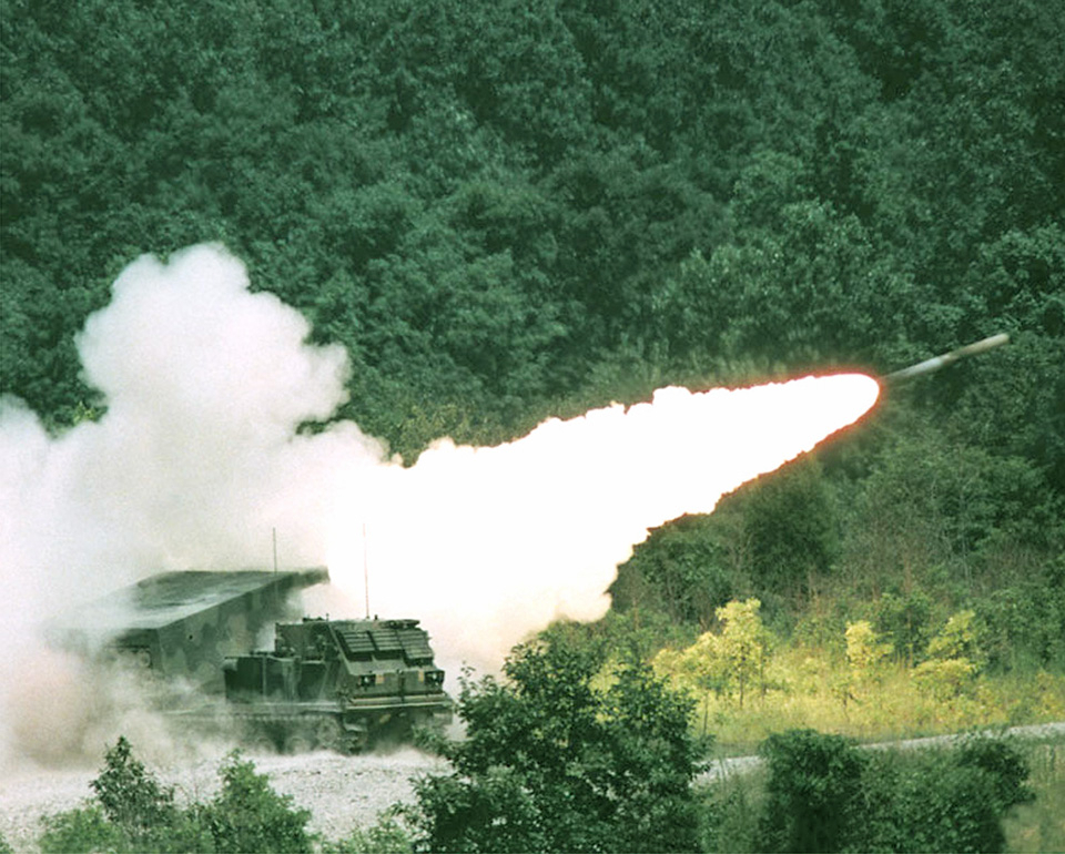 미국 방산업체 록히드마틴이 만든 M270 다연장로켓시스템(MLRS)에서 로켓이 발사되고 있다. [록히드마틴 홈페이지]