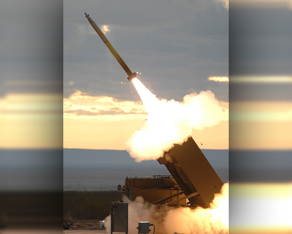 미국 방산업체 록히드마틴이 만든 M270 다연장로켓시스템(MLRS)에서 로켓이 발사되고 있다. [록히드마틴 홈페이지]