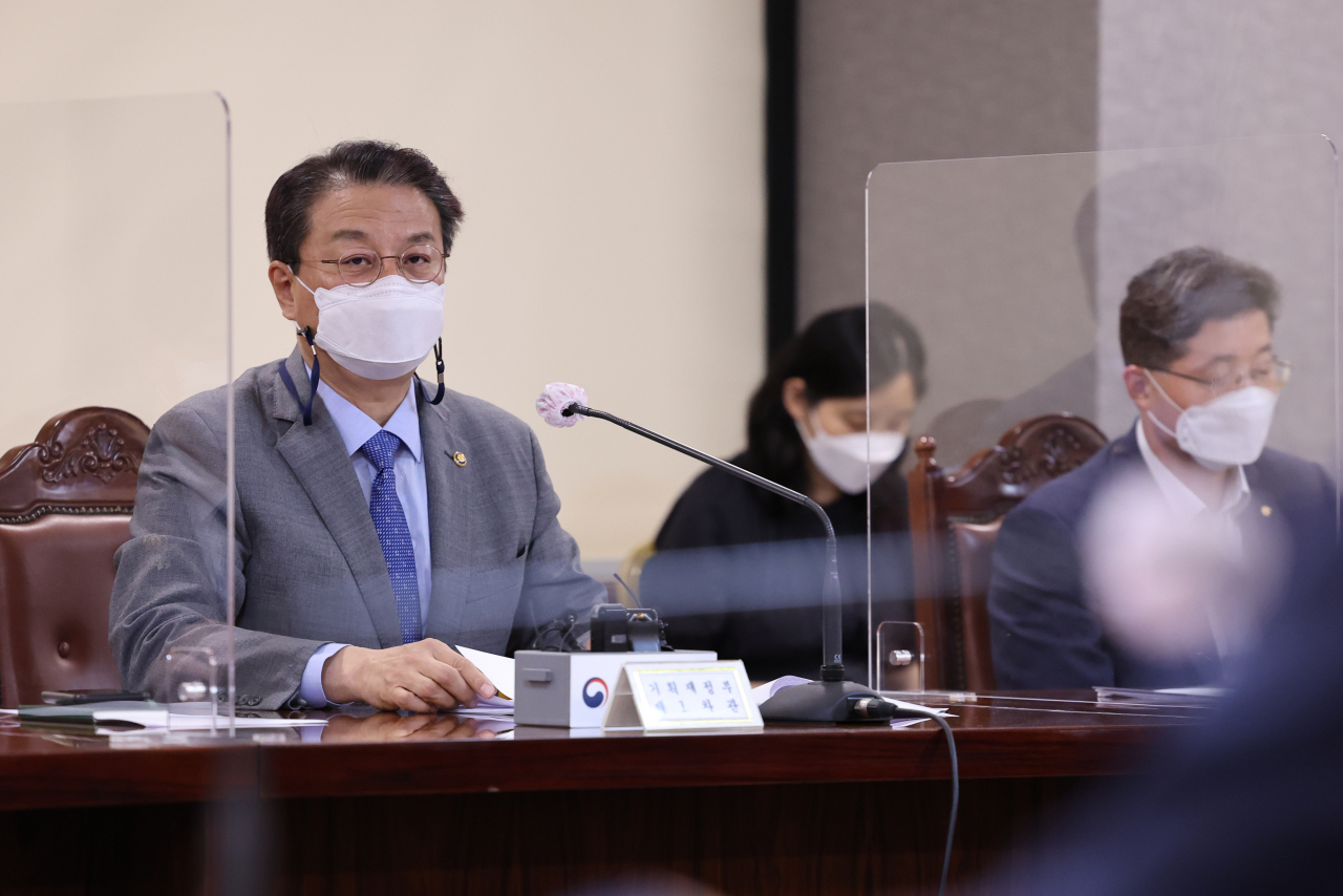 방기선 기획재정부 1차관이 31일 오전 서울 중구 은행회관에서 윤석열 정부 첫 거시경제금융회의를 주재하고 있다. 그는 “거시·금융·외환시장 곳곳에서 가장 취약한 연결고리(weakest link)를 찾는 세심함을 함께 유지해야 한다”며 “위기의 장기화로 인해 어려움이 가중된 자영업자 부문의 부채현황과 이와 관련이 높은 제2금융권의 리스크 요인을 점검하겠다”고 말했다. [연합]