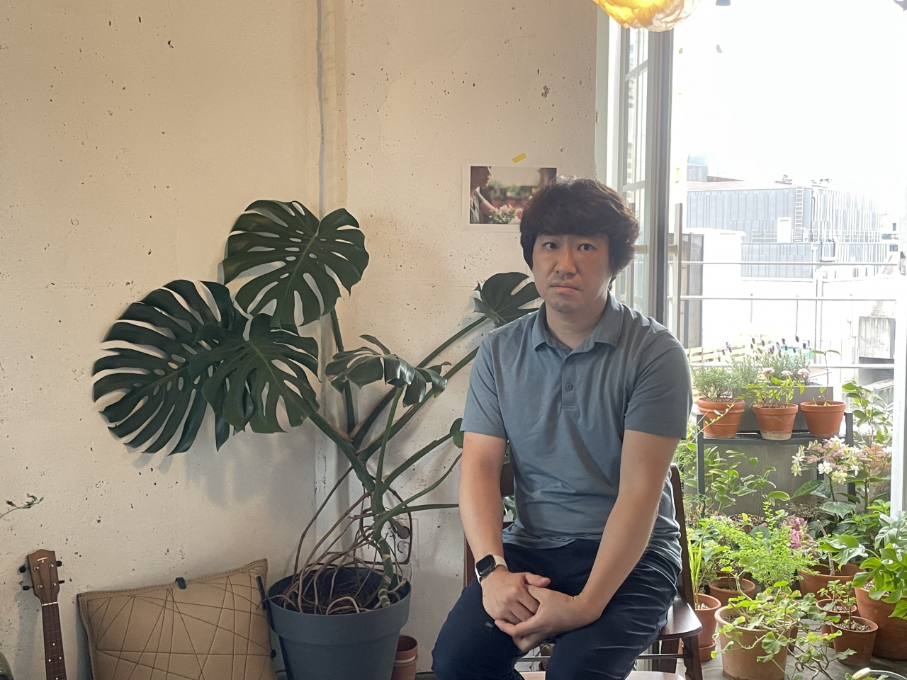 김승범 작가는 의사이면서 작가로서 가진 “이과적 상상력”과 자신의 내면에 침잠한 무수히 많은 이야기를 사진과 독특한 기획으로 담아내고 있다. 인터랙티브 미디어 아트 ‘생과 사의 사분면’은 삶과 죽음을 주제로 관람객의 적극적인 참여와 해석을 이끄는 전시다.