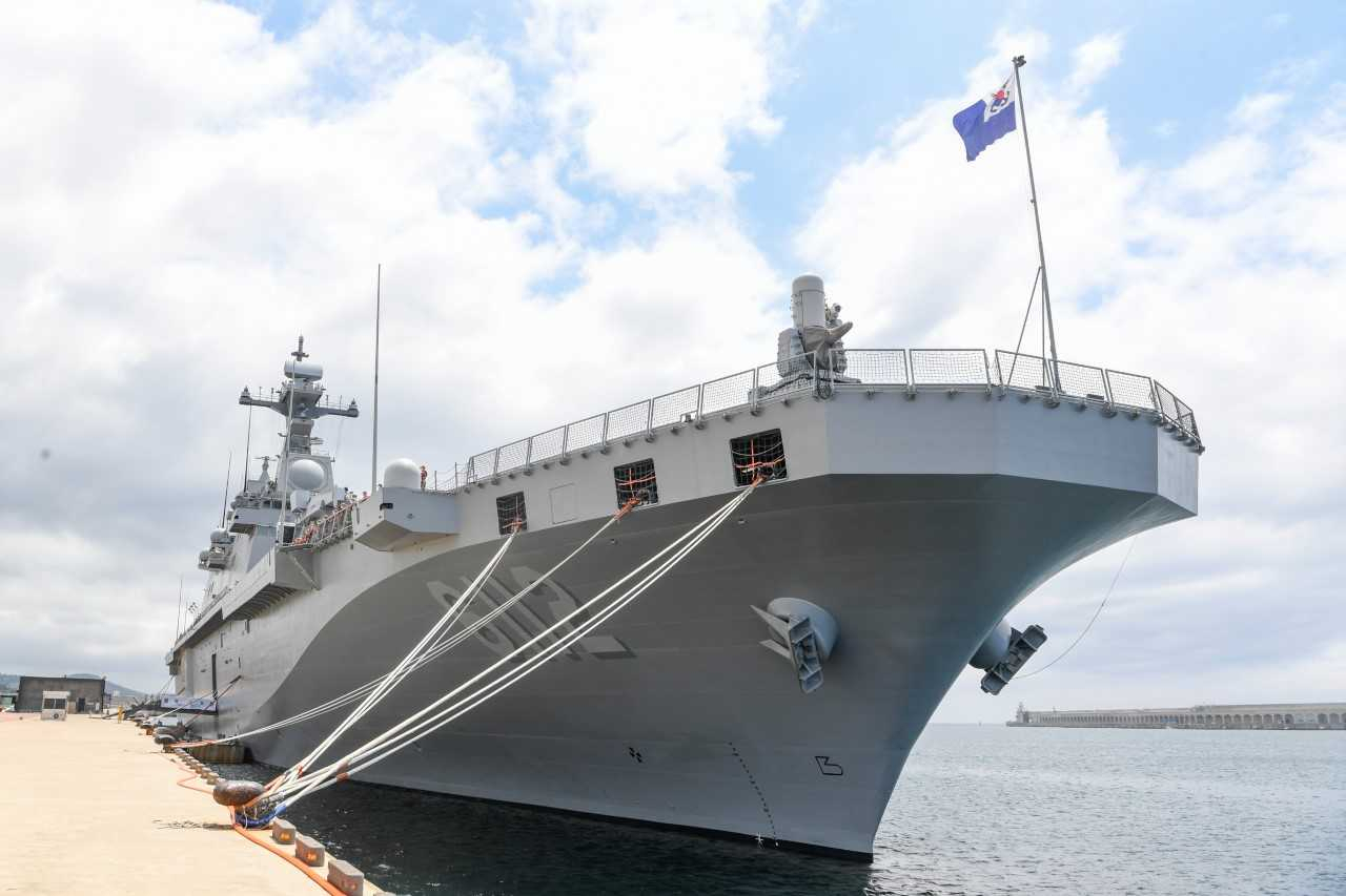 해군 환태평양훈련전단은 31일 다국적 해상훈련인 2022 환태평양훈련 림팩(RIMPAC) 참가를 위해 31일 오전 제주해군기지에서 출항했다. 림팩 훈련에 참가하는 대형수송함 마라도함(1만4500t급). [해군 제공]