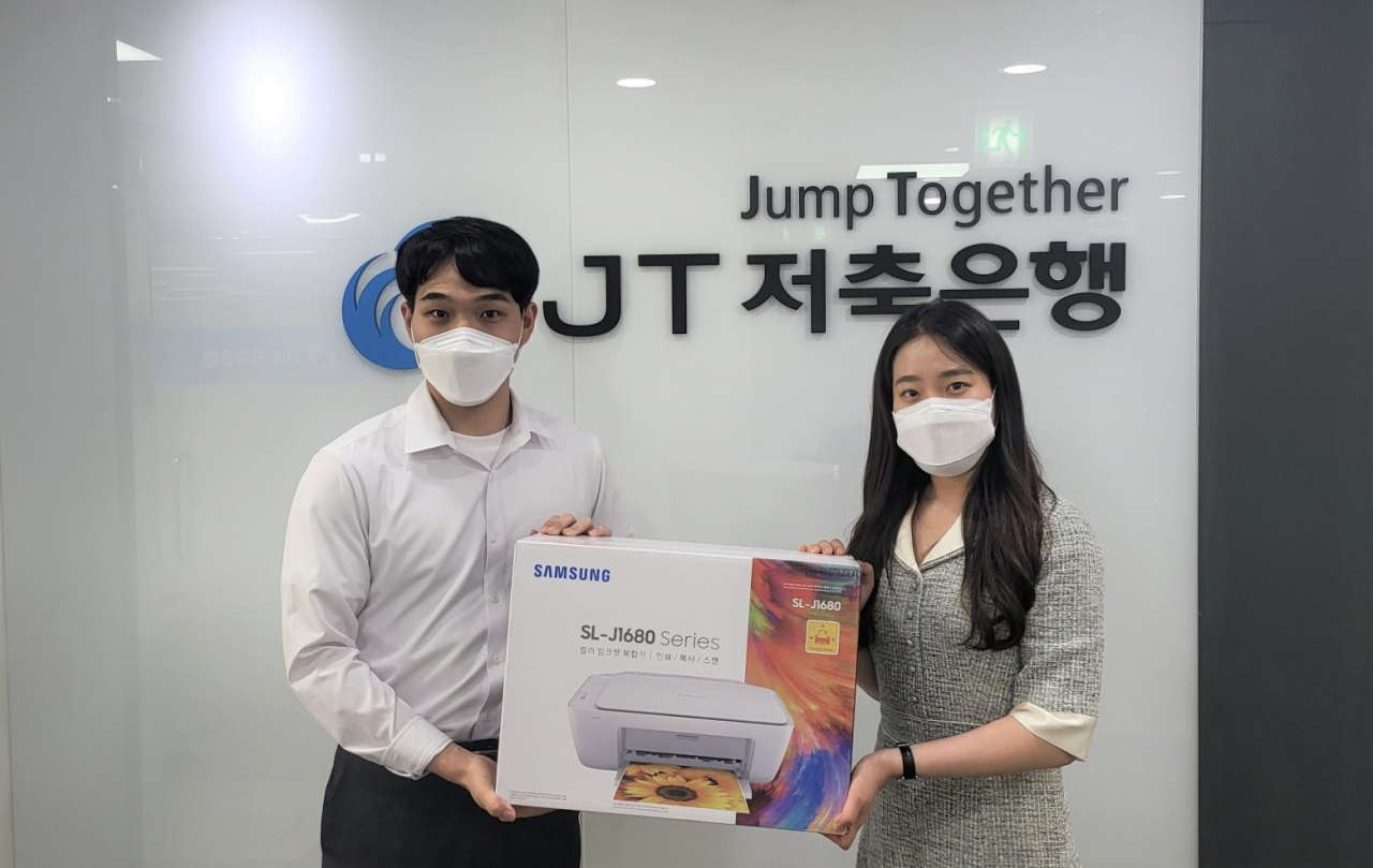 JT저축은행은 임직원이 함께 만들어가는 ESG활동 ‘JT바나나 나눔마켓’을 실시한다. 직원들이 JT바나나 나눔마켓을 통해 중고 물품을 거래하고 있다. [JT저축은행 제공]
