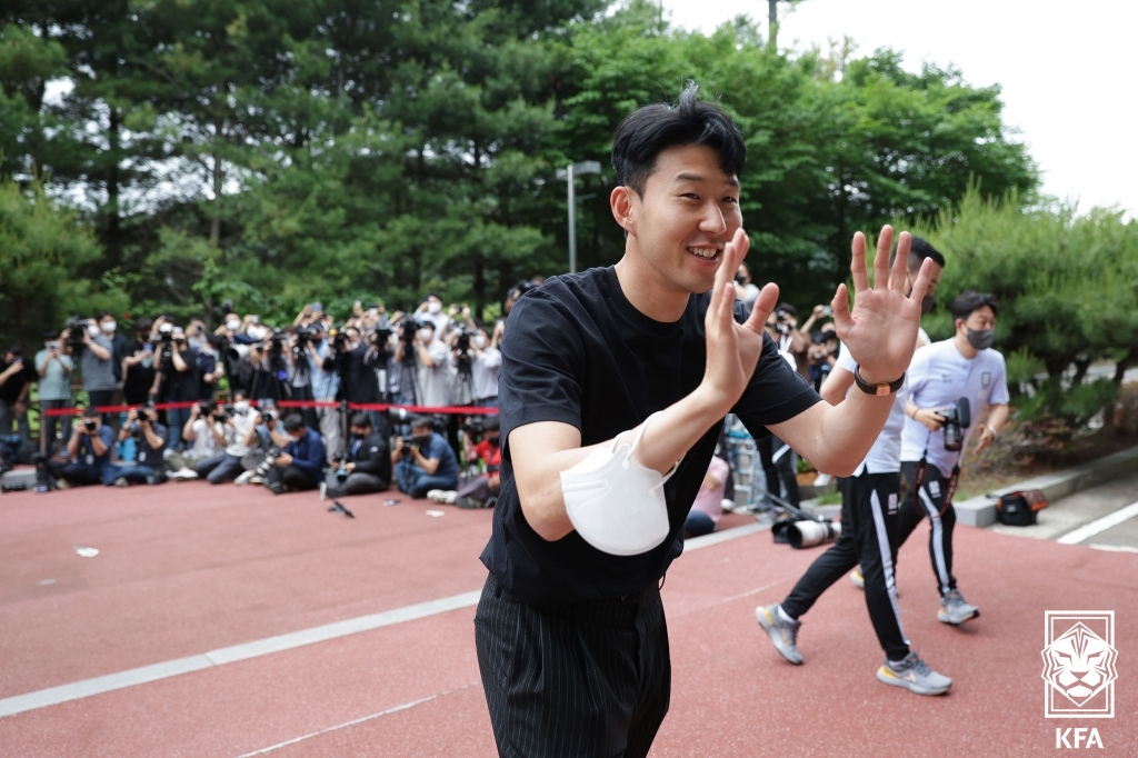 손흥민이 4차례의 평가전을 앞두고 30일 경기도 파주 NFC(축구대표팀 트레이닝센터)로 입소하고 있다. [KFA 제공]