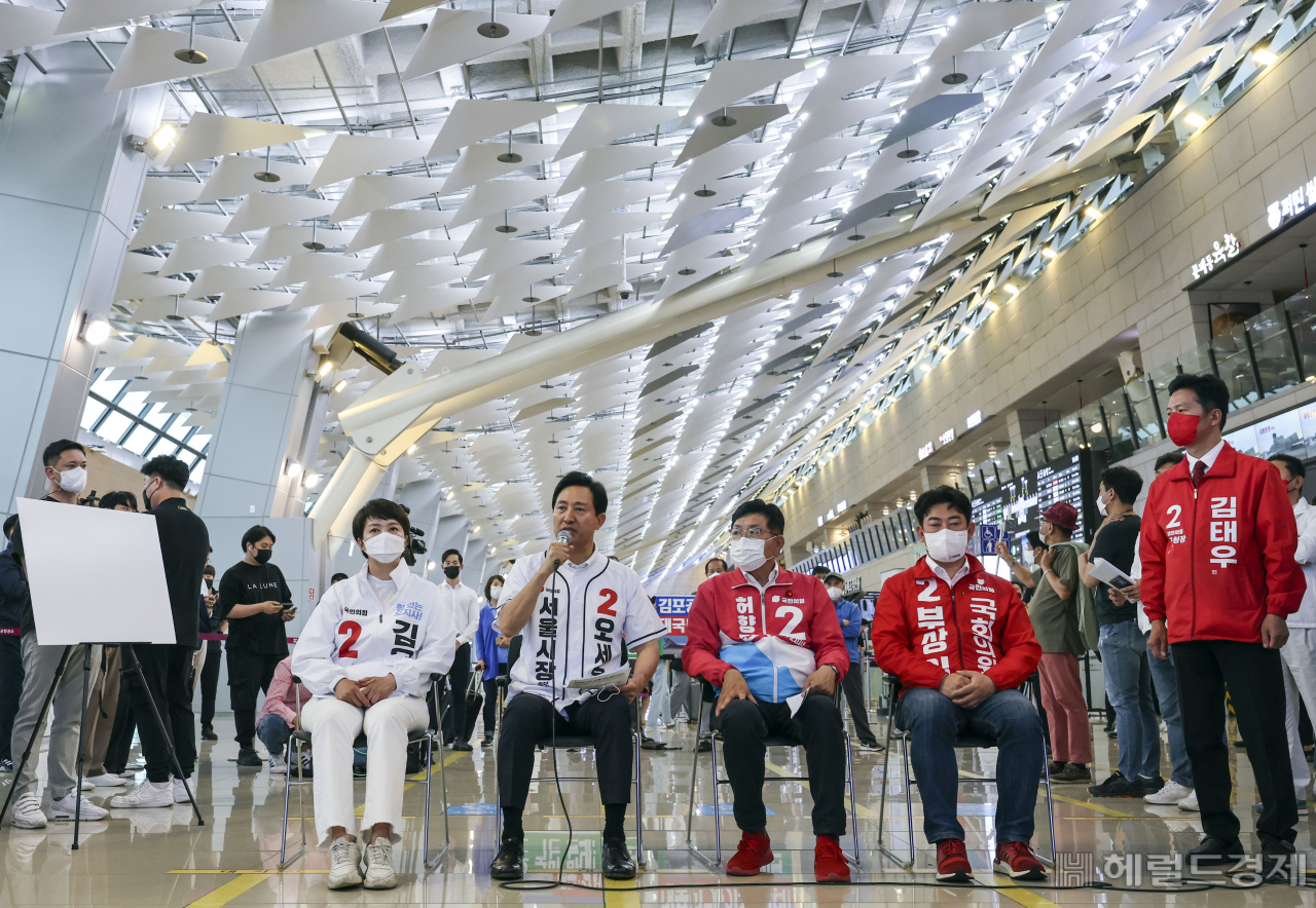 오세훈(왼쪽 두 번째) 국민의힘 서울시장 후보가 30일 서울 강서구 김포공항 국내선 청사에서 김포공항 이전 저지를 위한 공동 기자회견 및 연대협약식에 참석해 발언하고 있다. 왼쪽부터 국민의힘 김은혜 경기도지사 후보, 오 서울시장 후보, 허향진 제주도지사 후보, 부상일 제주을 국회의원 보궐선거 후보, 김태우 강서구청장 후보. 이상섭 기자