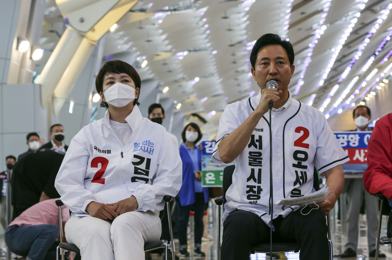 국민의힘 오세훈 서울시장 후보가 30일 서울 강서구 김포공항 국내선 청사에서 열린 김포공항 이전 저지를 위한 공동 기자회견 및 연대협약식에 참석해 발언하고 있다. 왼쪽은 국민의힘 김은혜 경기도지사 후보. [연합]