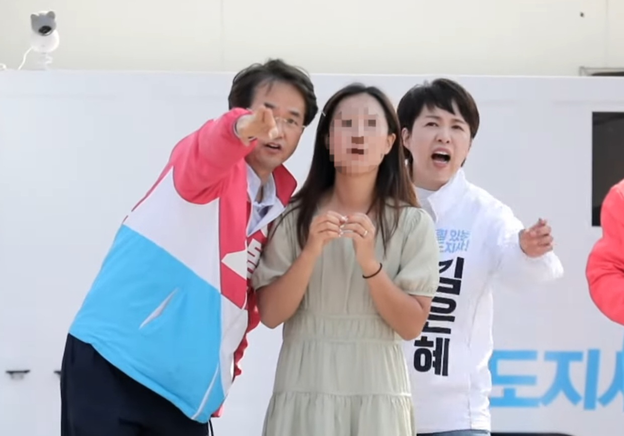 지난 28일 경기 고양시 일산호수공원에서 유세 도중 아이를 잃어버린 한 여성에게 무대 위로 올라오라고 한 뒤 지지자들이 운집한 곳을 향해 아이를 찾고 있는 김은혜 국민의힘 경기지사 후보. [김은혜 TV]